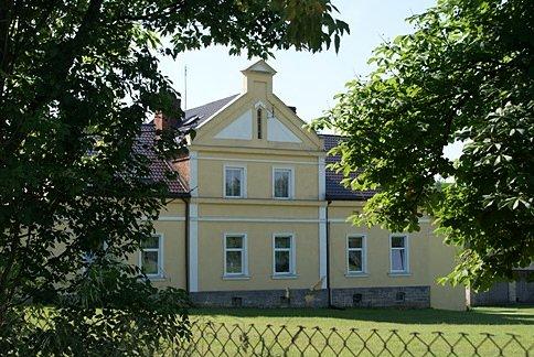 Dwór z początku XX w., otoczony parkiem
