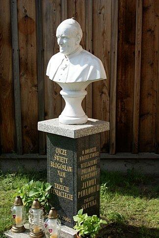Oraz min. popiersie Jana Pawła II