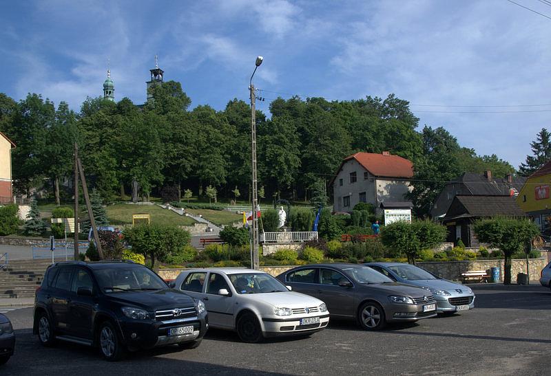 Pod sklepem też widać kościół