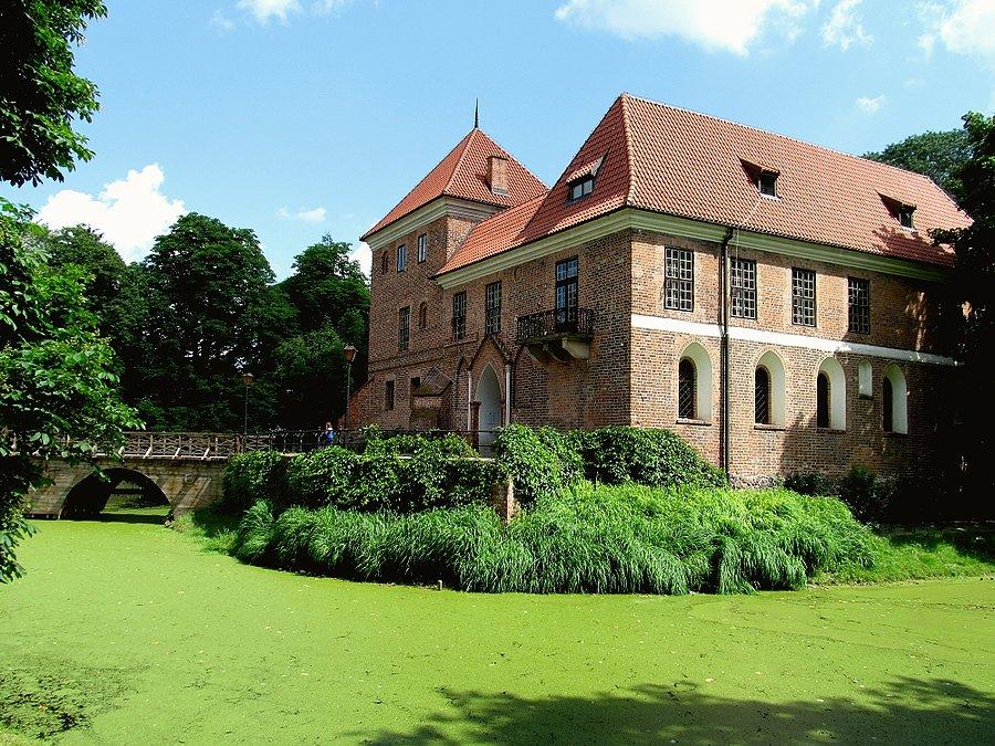 Oporów - widok zamku z ogrodu