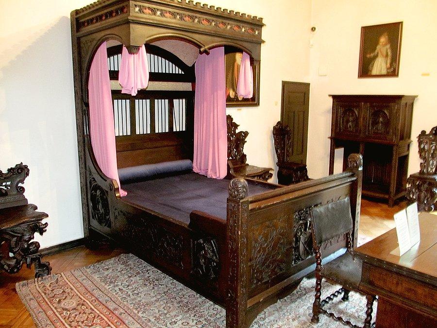 Oporów - Muzeum Wnetrz Stylowych. Łoże....wygląda na twardawe