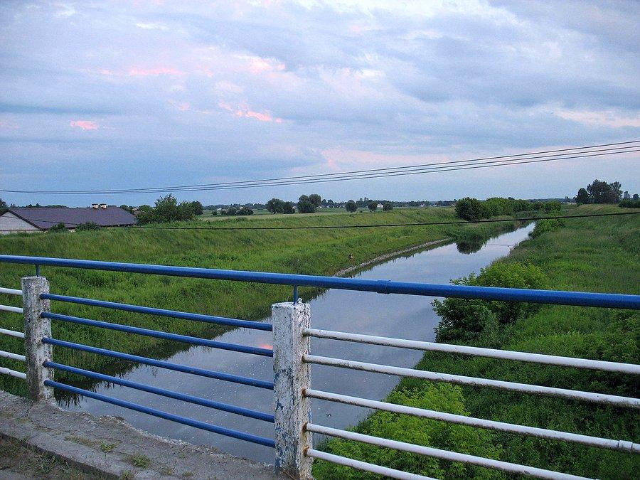 Jeziorka z mostu w Obórkach