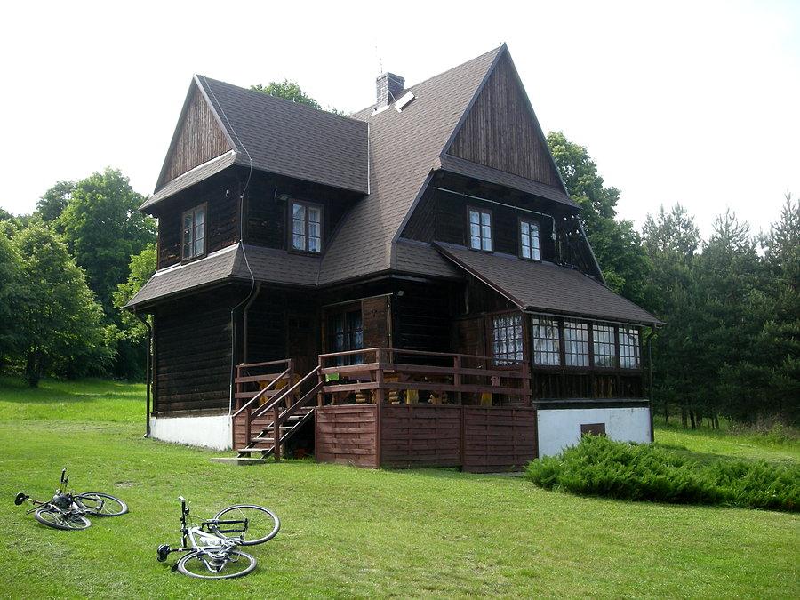 Foto Zagadka Nr 67 - gdzie się znajduje ten drewniany domek, siedziba I Schroniska Jurajskiego