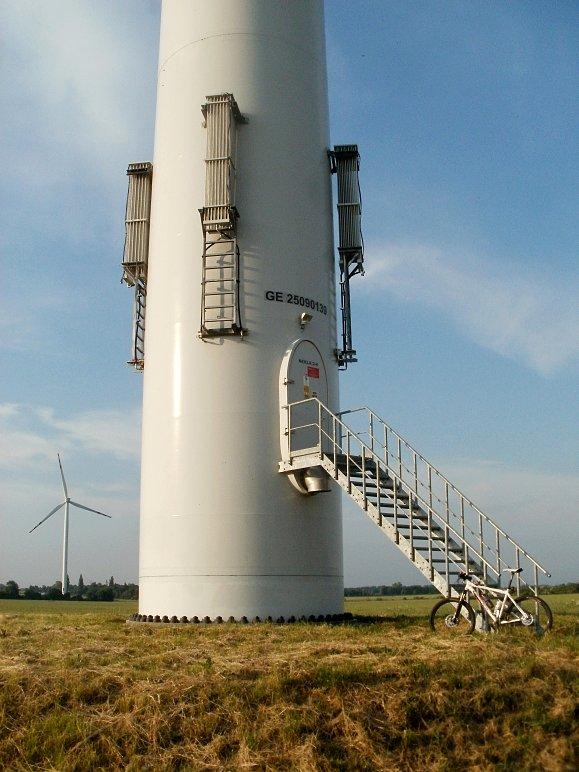 Rower u podstawy elektrowni wiatrowej w Nekli