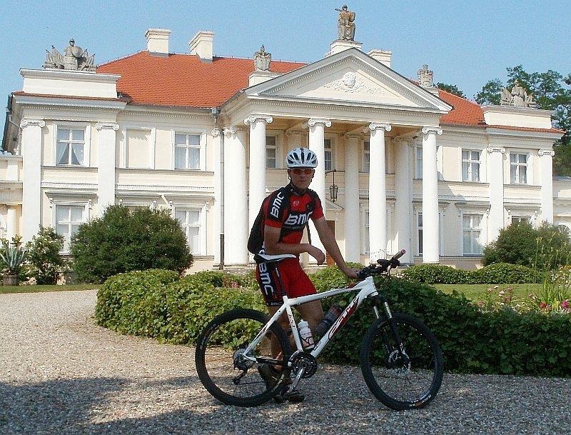 Zdjęcie przed pałacem w Śmiełowie
