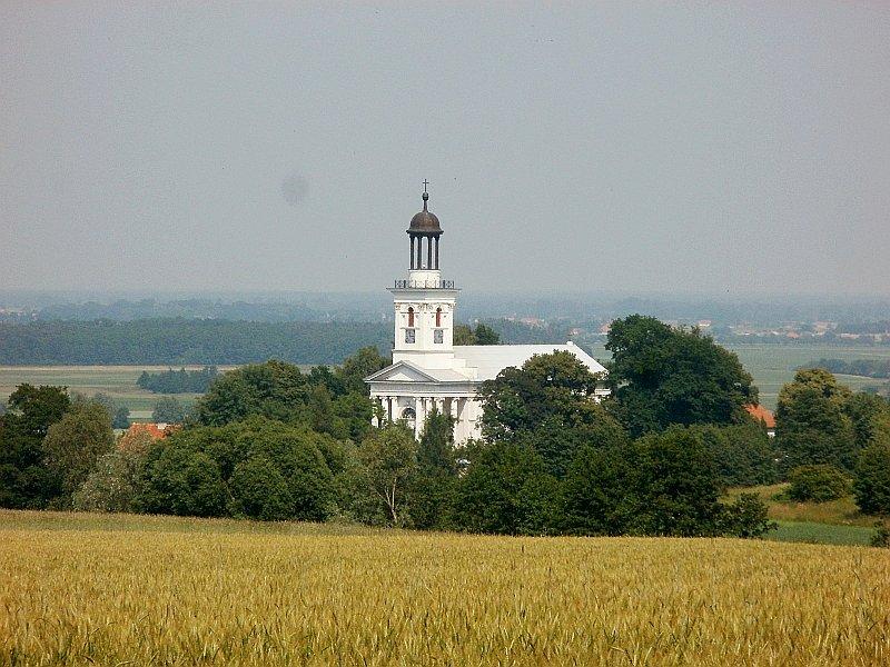 Widok z Łysej Góry na kościół w Brzostkowie i okolice