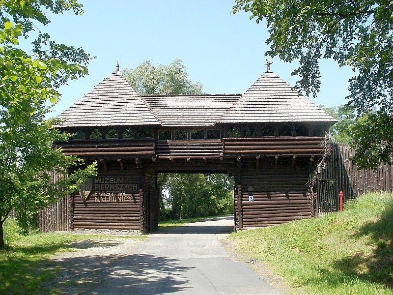 Brama wjazdowa na Ostrów Lednicki