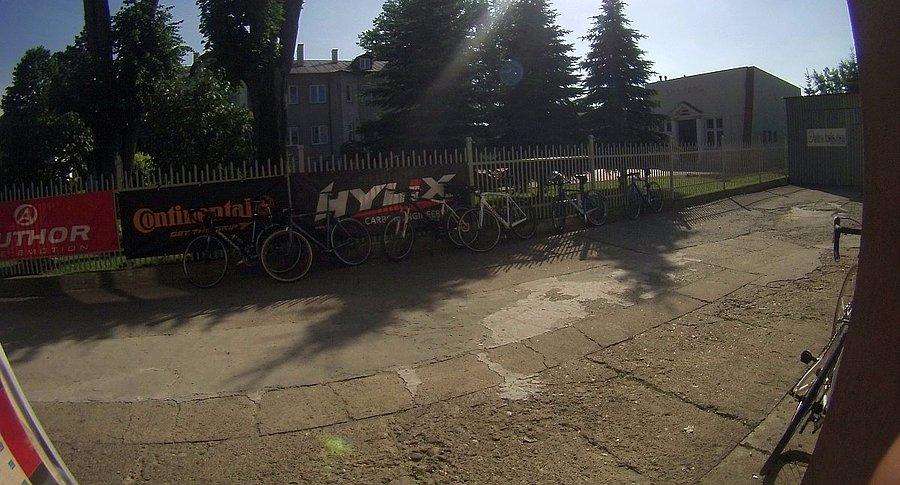 Maszyny pod płotem