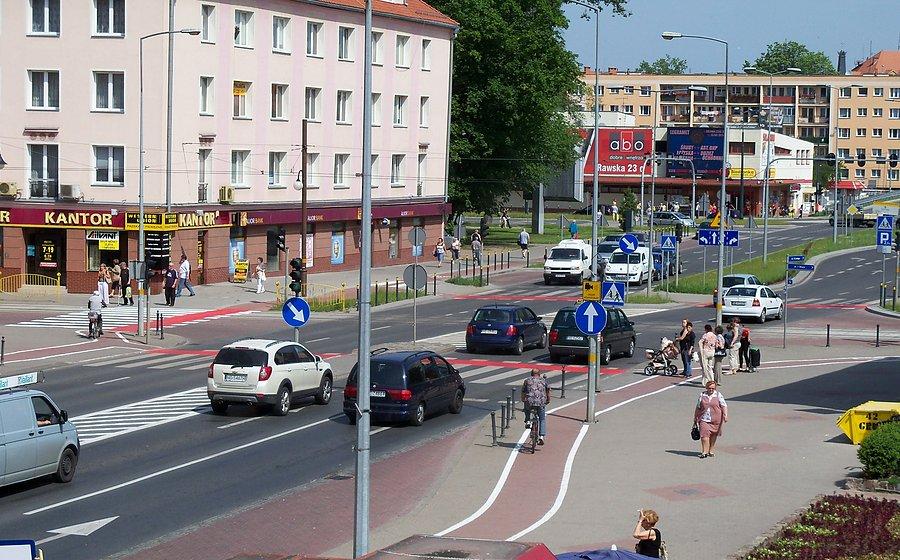 Skrzyżowanie 1 Maja/12 Lutego/Hetmańska i czerwone przejazdy rowerowe