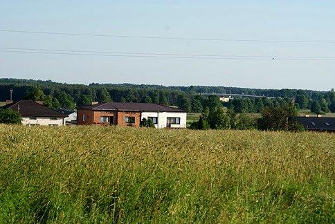 Widok z góry na Godaszewice i dalej na S8 i hektary lasów