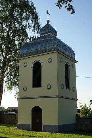 Dzwonnica koło kościoła w Chorzęcinie