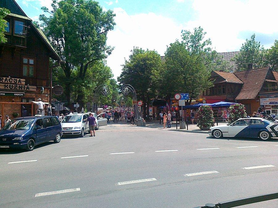 Tłum ludzi na Krupówkach