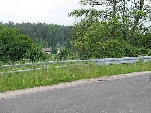 Czyżby złomiarze uznali ,że szeroka listwa odbojowa to stanowczo zbyt wiele na tym łuku?