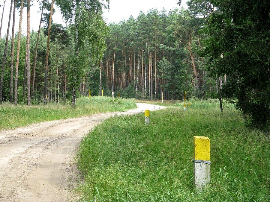 Między Kalejami i Jeziorami Wielkimi jedzie się wzdłuż gazociągu