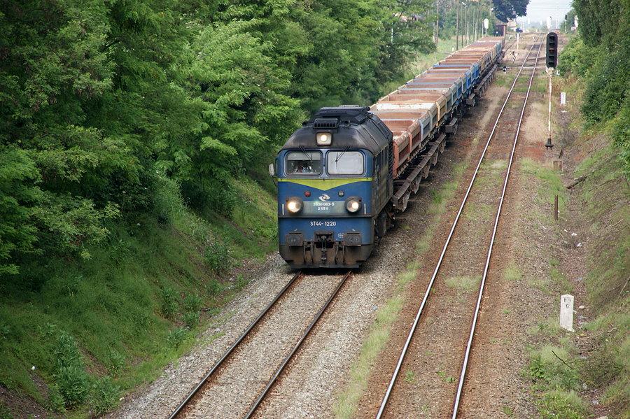 Gagarin(ST44)-1220 z pociągiem towarowym opuszcza stację Głogówek