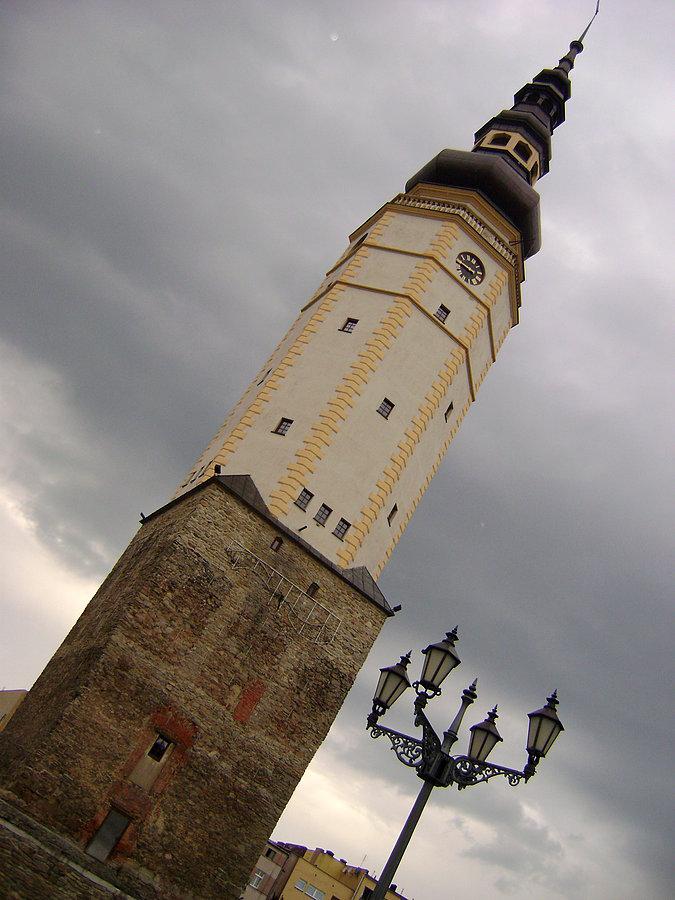 Odnowiona wieża ratuszowa na rynku w Strzelinie