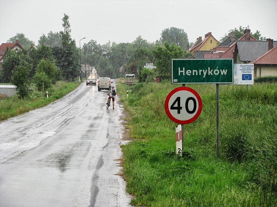 Strzelin - Henryków, droga w strugach deszczu