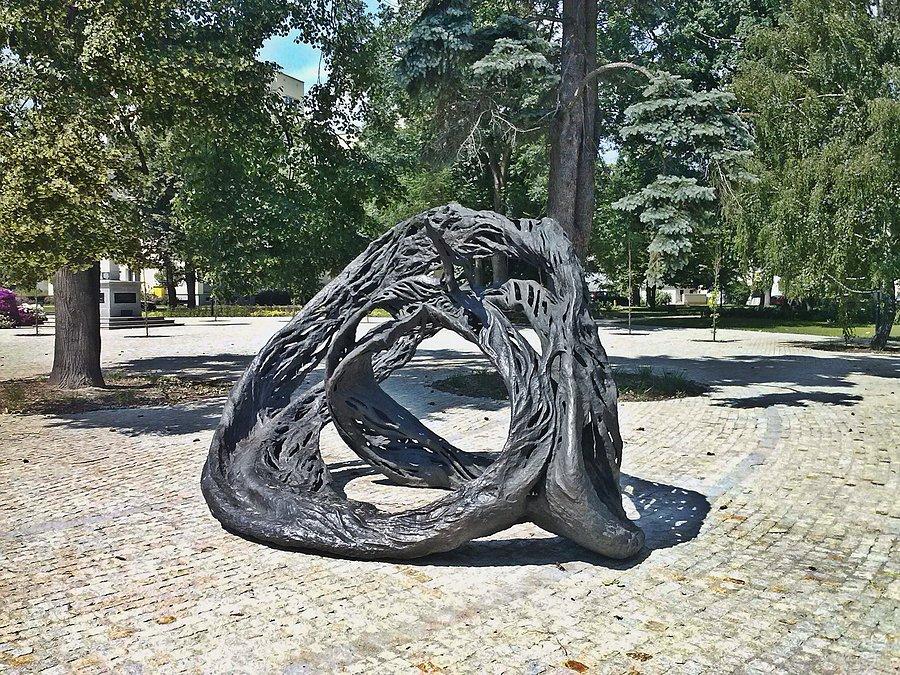 Rzeźba na skwerze niepodległości