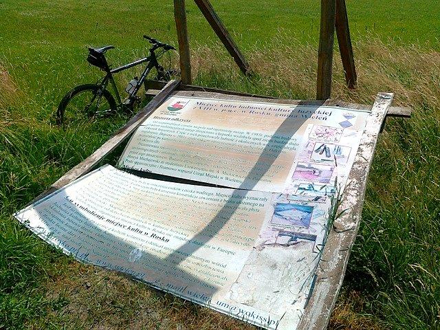 Na terenie rezerwatu Rosko - albo wiatr albo się komuś tablica nie spodobała
