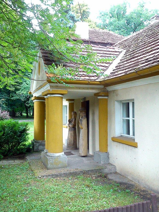Mikra,śliczna chałupka z parku w Koowie