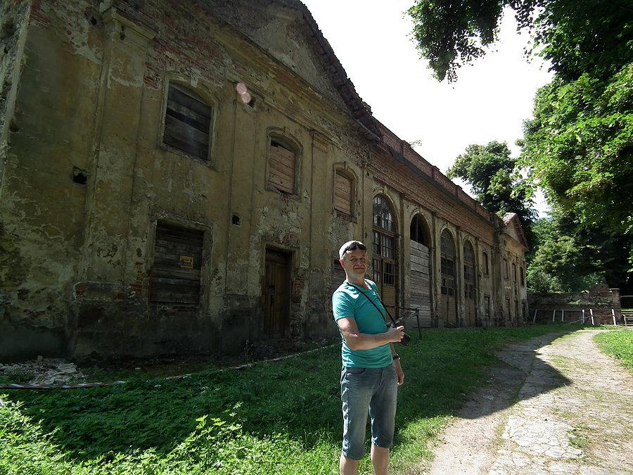 Pilica - zamek i adamu na tle zabudowań gospodarczych, mogła to być wozownia