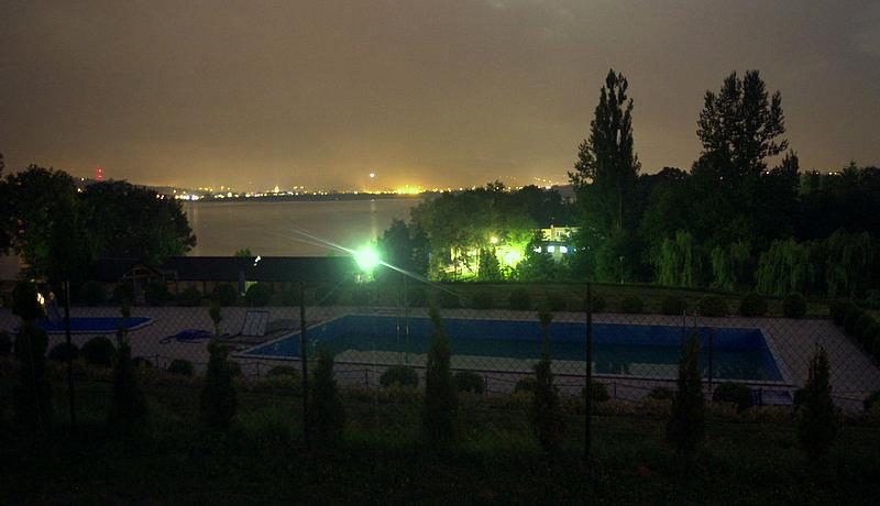 Nocą nad zalewem Żywieckim