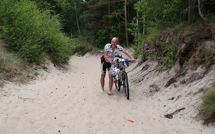 Drogbas w drodze na plażę w Pobierowie