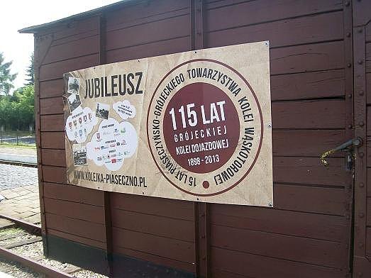 Na wagonie widoczny jeszcze plakat rocznicowy z długą listą sponsorów