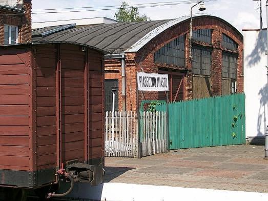 Piaseczno Miasto - hala lokomotywowni widziana od strony peronów