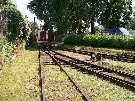 Rdza na szynach pojazuje ,że wykorzystanie tych torów jest symboliczne lub żadne