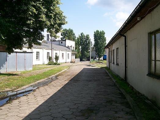 Wewnętrzna uliczka - dojazd do budynku stacyjnego od ulicy Sienkiewicza
