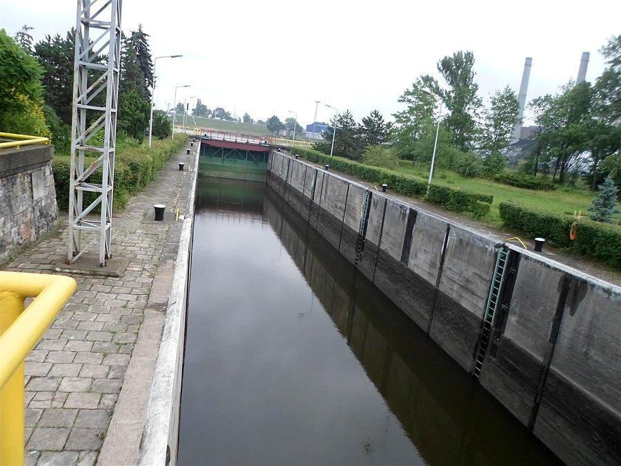 Śluza Żerań i kominy elektrociepłowni