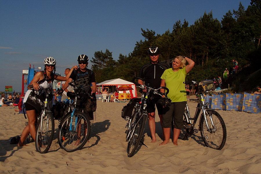 Rowerzyści na plaży w Stegnie