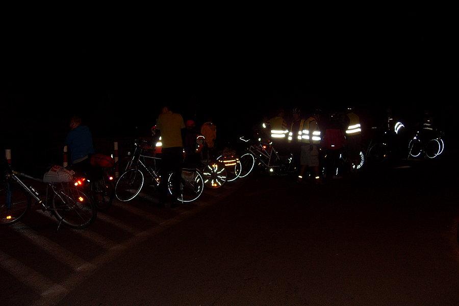 Nocna Stegna 2013 - wjazd grupy rowerowej z Malborka