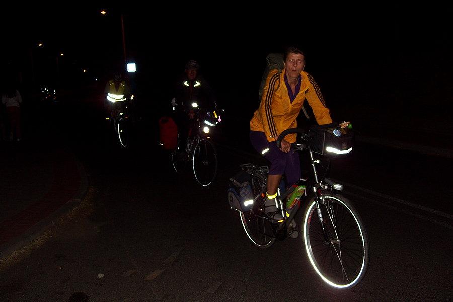 Nocna Stegna 2013 - wjazd grupy rowerowej z Malborka