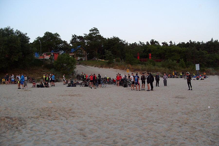 Rowerzyści na plaży o poranku