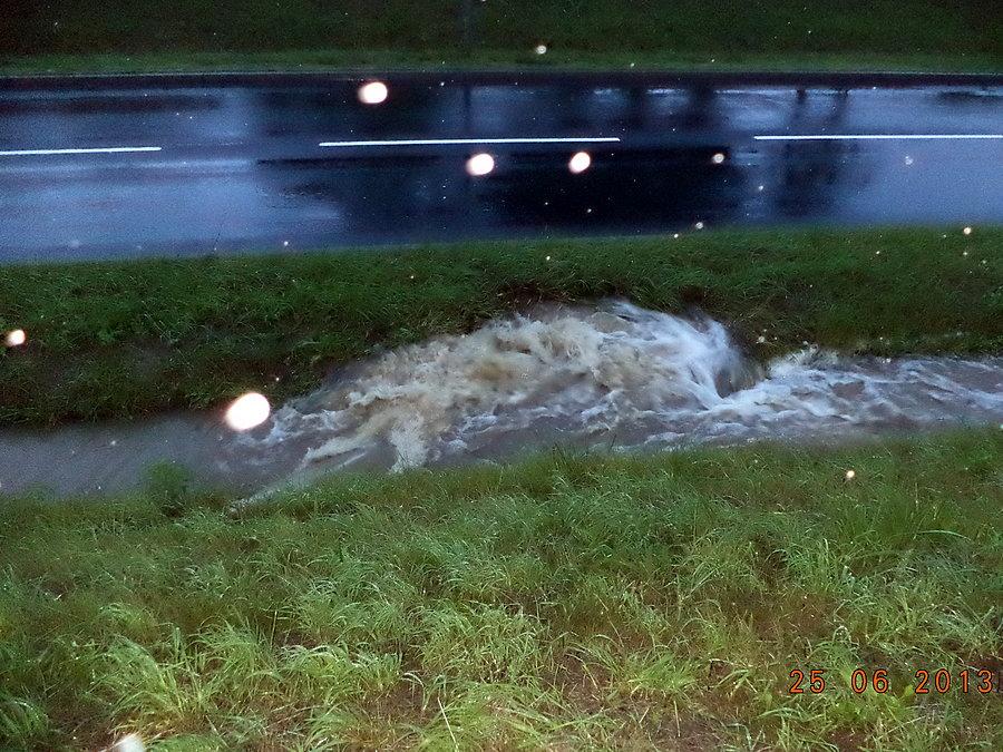 Dryna, z założenia odwadniająca skarpę, niemal niszczy DK12