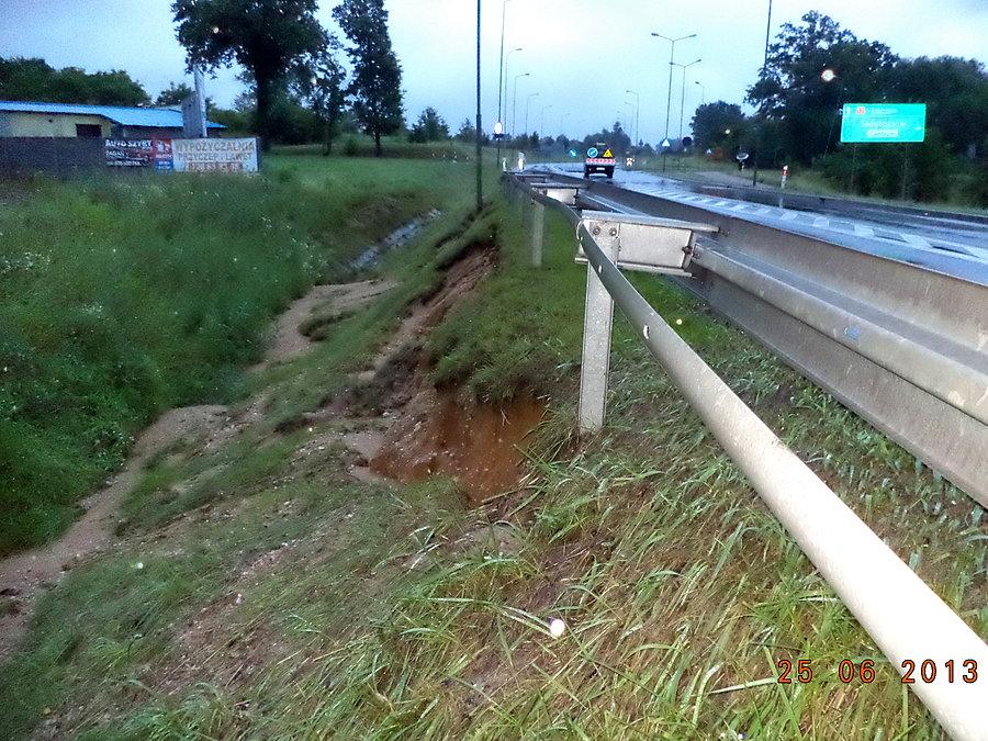 Zatkało rów, woda poszła jezdnią... i poboczami