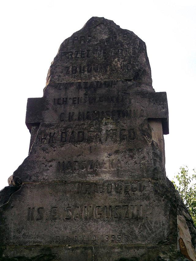 Obelisk na przeł. Sanguszki (440m n.p.m) "Przejście przez tę górę zbudowano za rządów ich ekscelencyj c.k. namiestnika hr. K. Badeniego i marszałka krajowego ks.E.Sanguszki. Dn. 4 maja 1895 r."