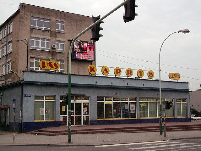 Ten sklep idealnie komponuje się z nieco zaniedbanym centrum Dębicy