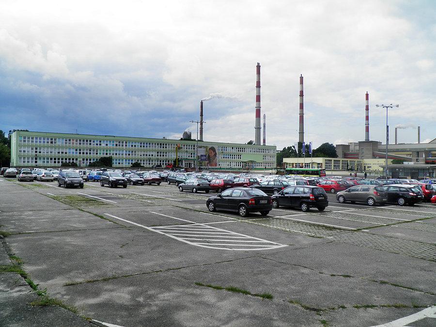 Pod biurowcem Kombinatu Chemicznego Police
