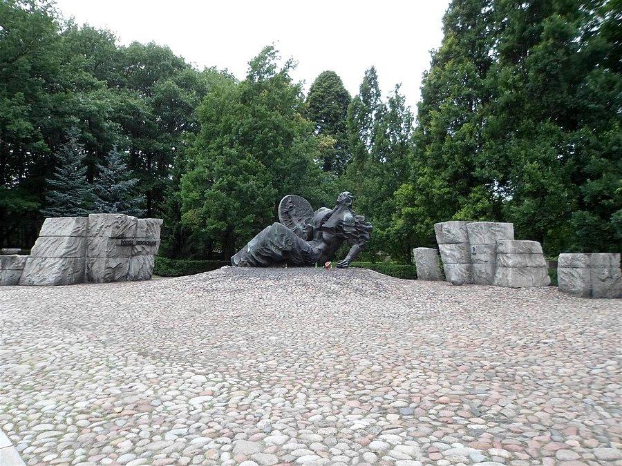 Poległym niepokonanym autor prof. Gustaw Zemła