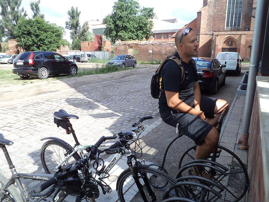Darecki EB zaciesza na stojaku rowerowym