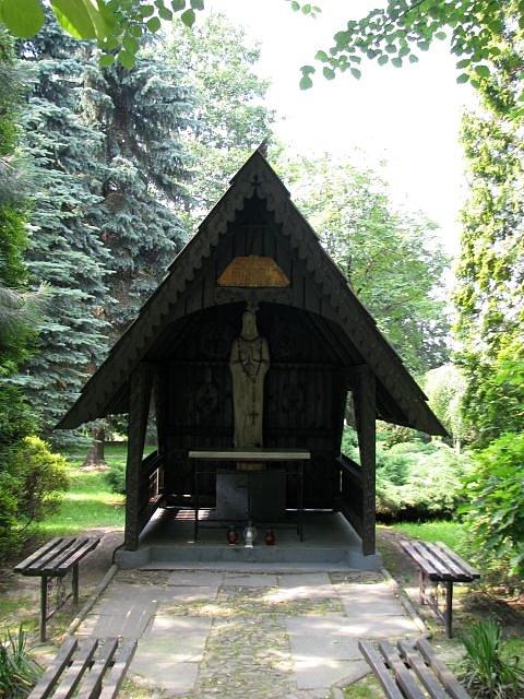 Kościółek jest naprzeciwko