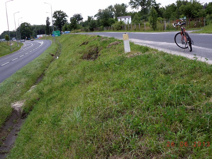 Odwodniona skarpa i tak siadła, pomimo jej wzmocnienia po poprzednich ulewach