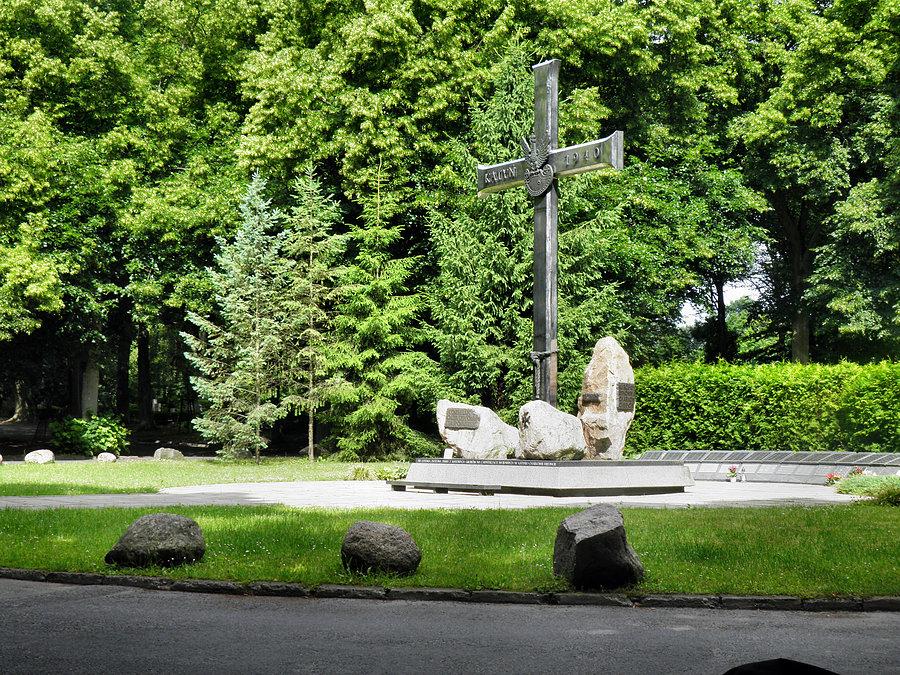 Z Cmentarza Centralnego - pomnik ku czci ofiar Katynia