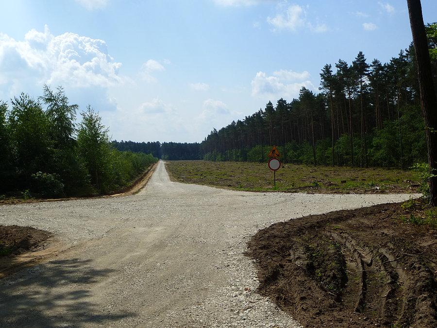 Nowy "nieznany" szuter odchodzący w lewo od szosy do Szczutek