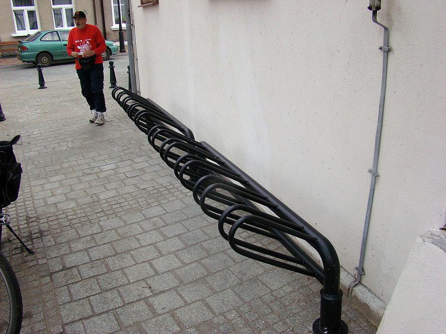 Rowerowy parking w centrum Nowego Warpna