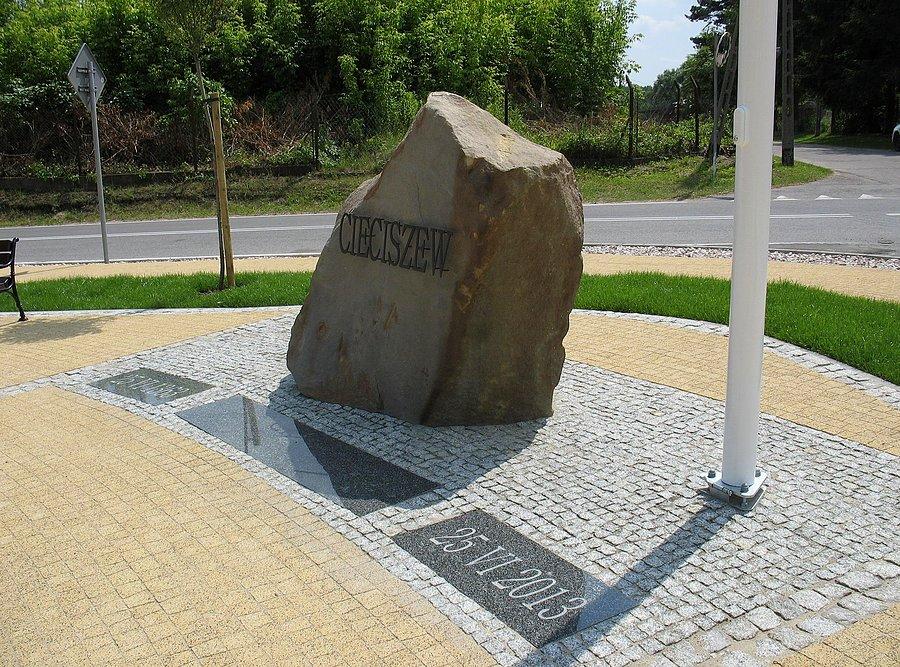 Cieciszew - pamiątkowy kamień w centrum wsi