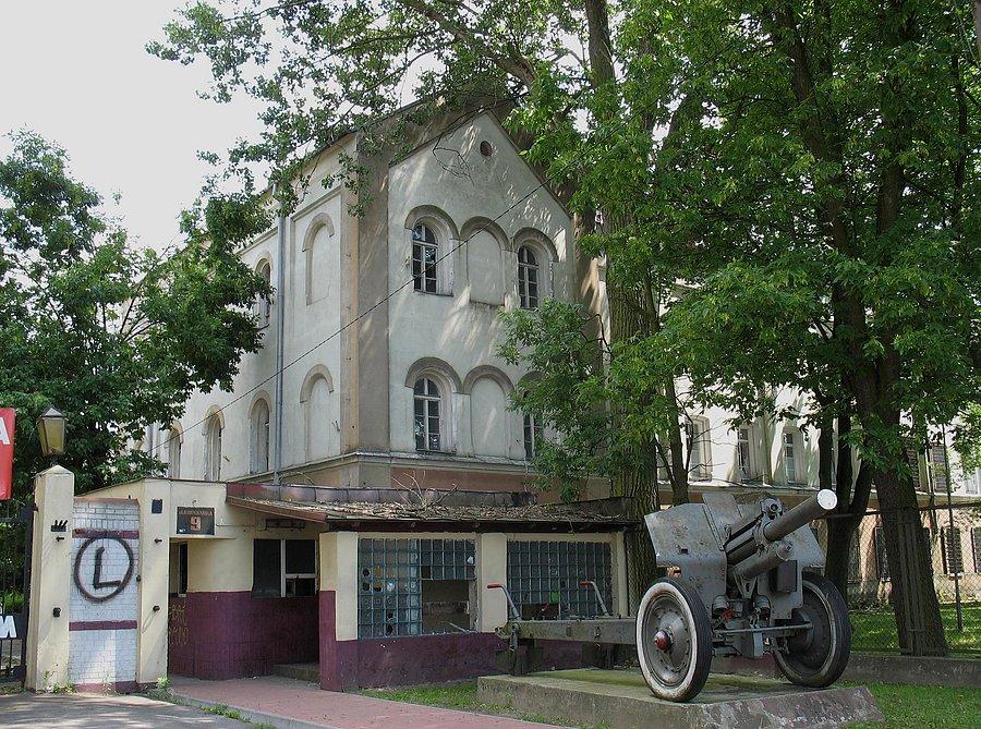 Góra Kalwaria - wejście do koszar
